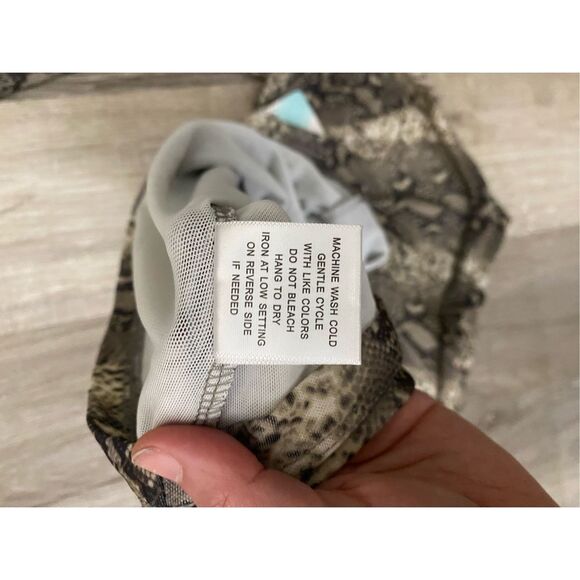 J for Justify NWT (Nordstrom) Top Reptile Print Cut Out Mock Neck Sz Medium - Picture 6 of 7